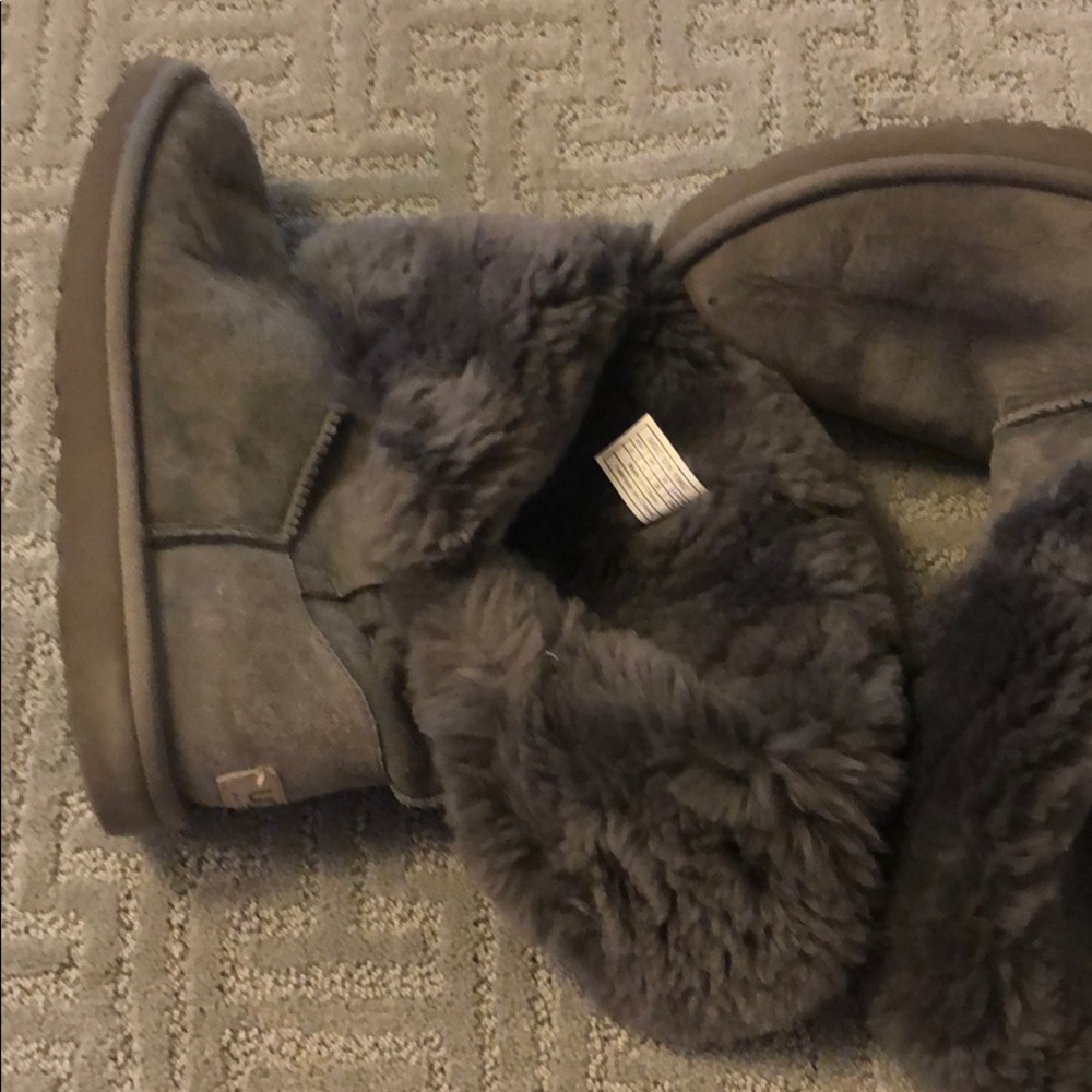 Ugg Size 6 Gray Suede Three Button Boot Shearling - image 6